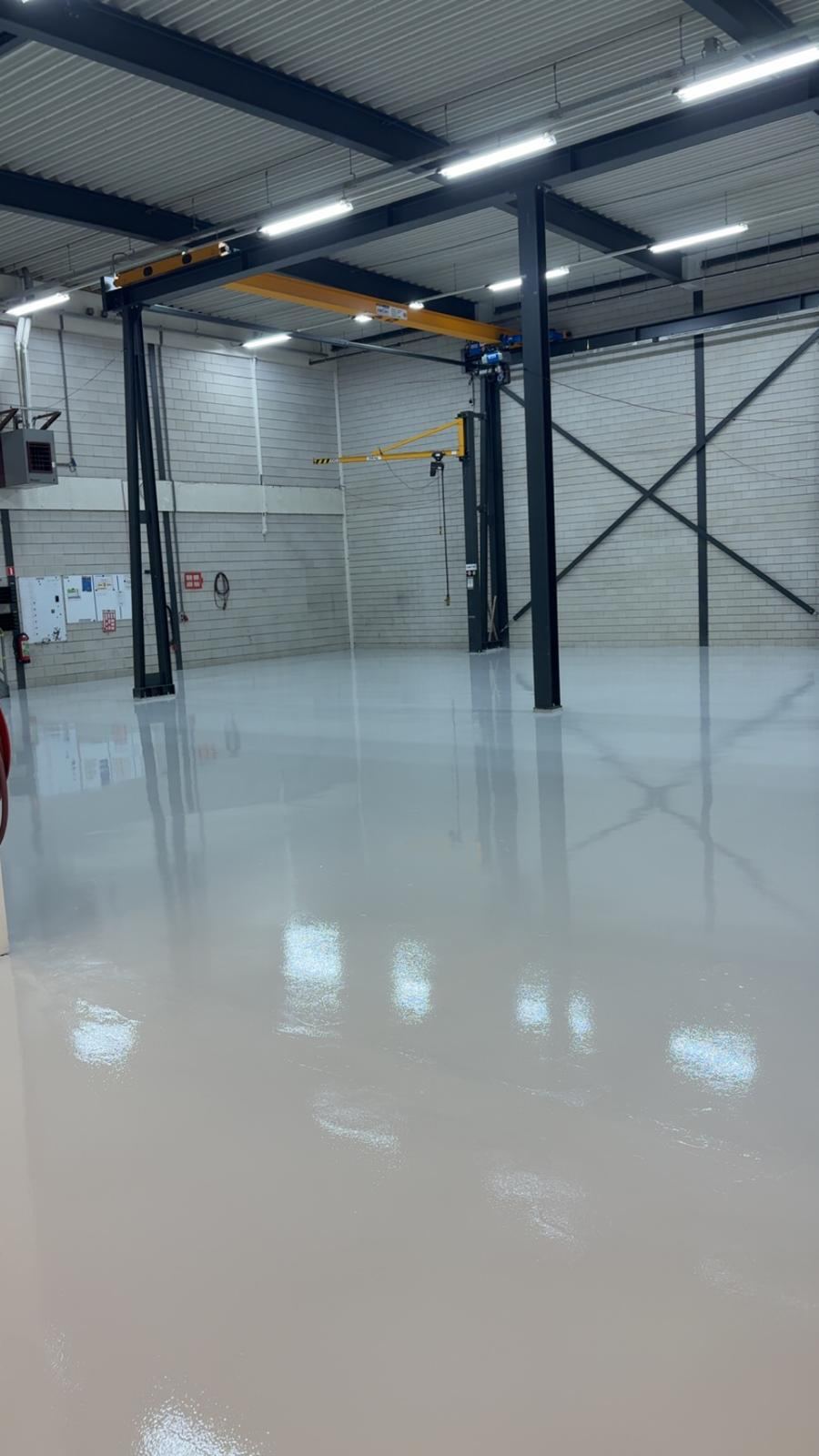 Epoxy gietvloer in grote bedrijfshal