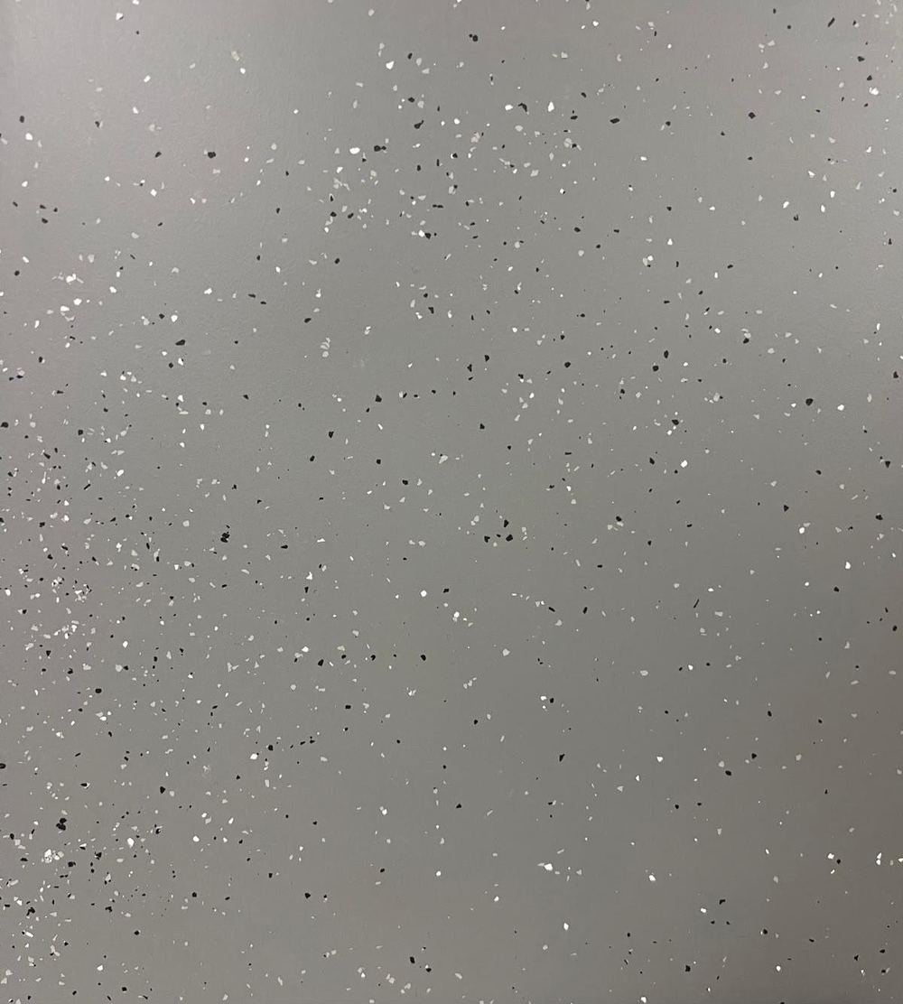 Detail van decoratieve flakes in een epoxy gietvloer - JB Totaalvloeren