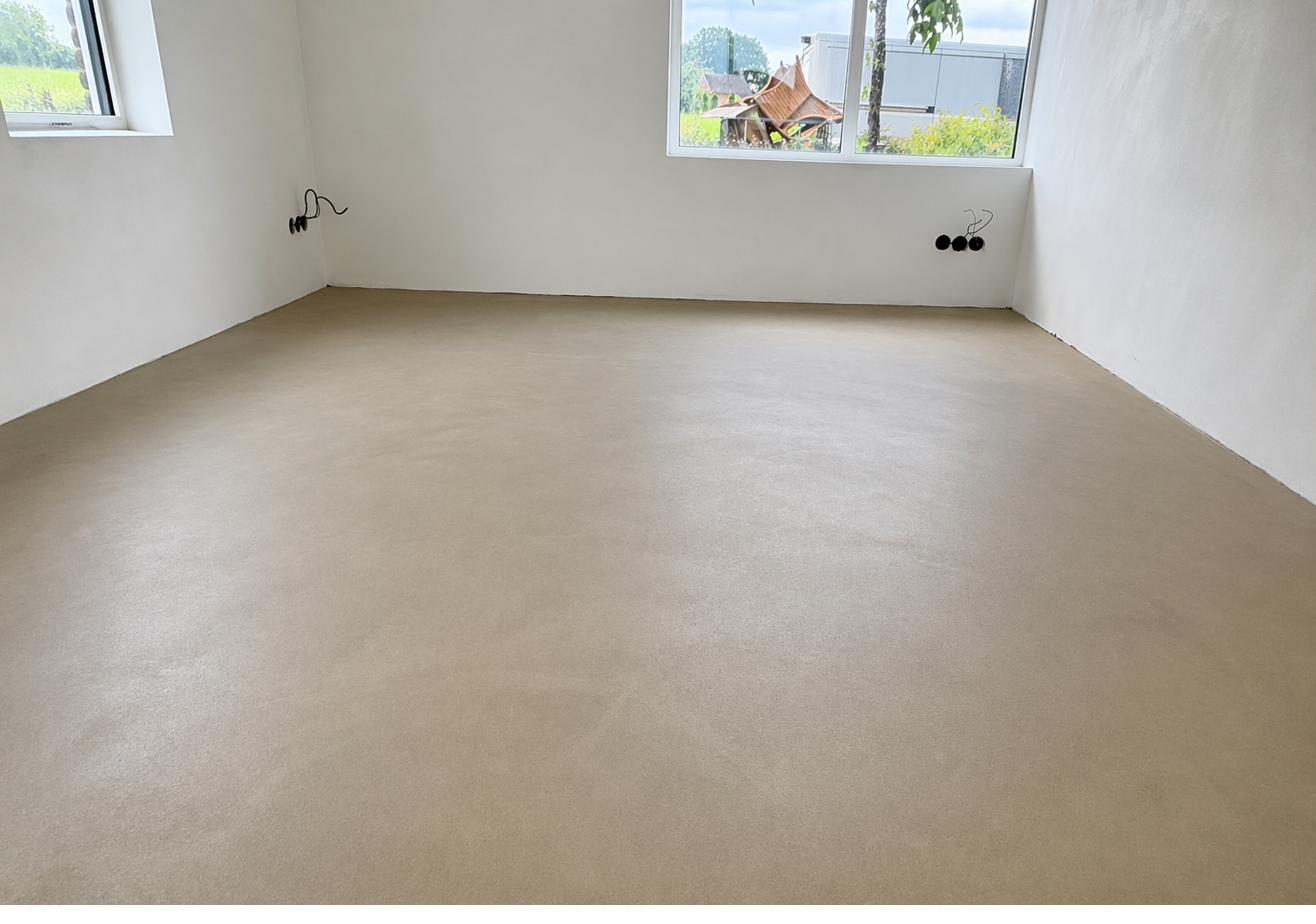 Kwartsiet gietvloer beige in slaapkamer
