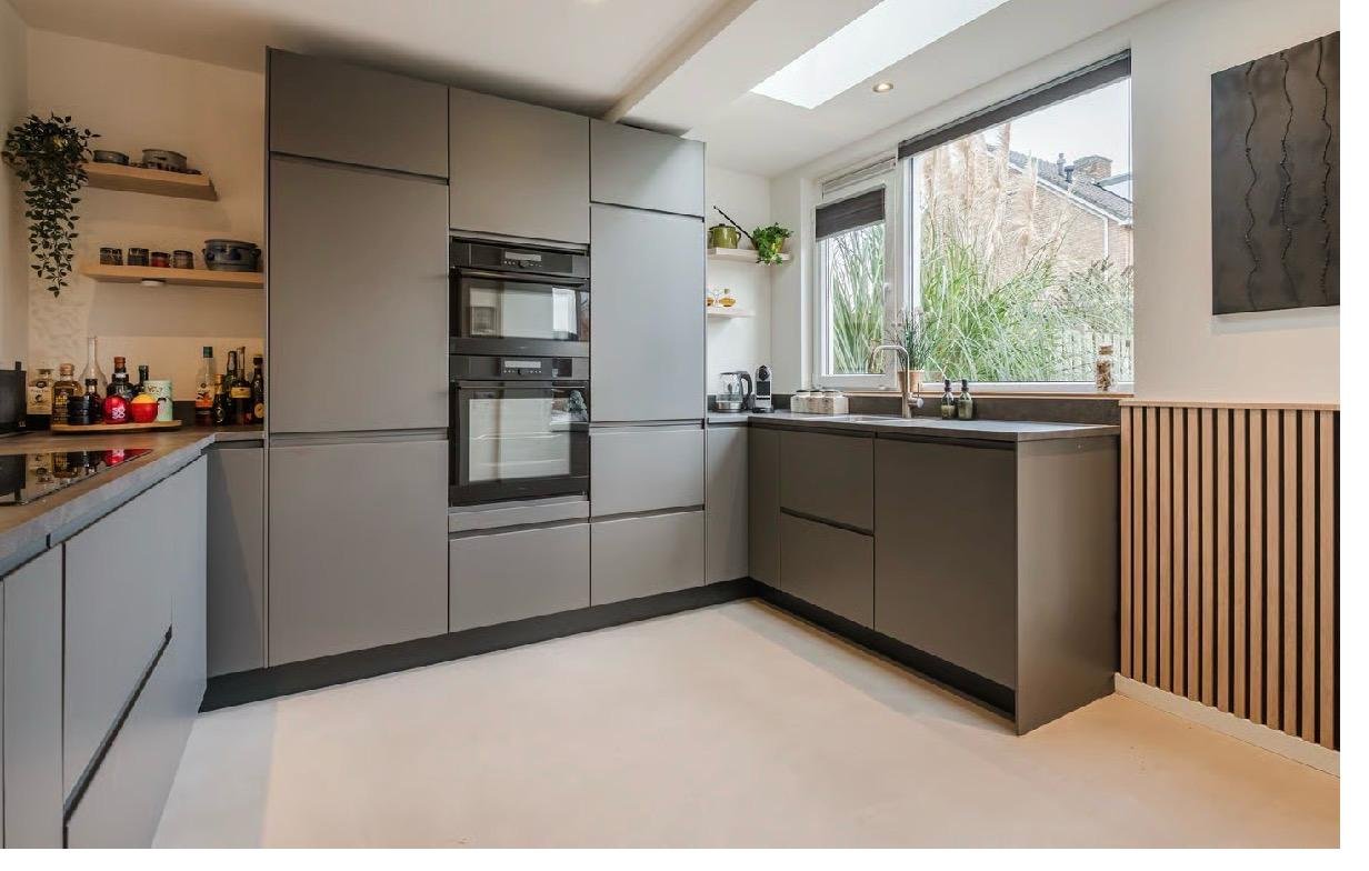 Lavasteen gietvloer in moderne keuken