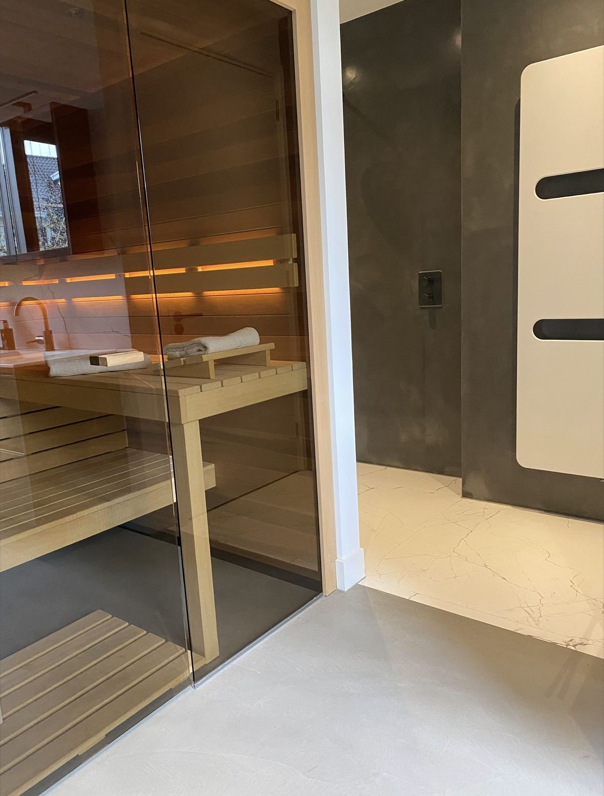 Lavasteen wand in sauna en badkamer - JB Totaalvloeren