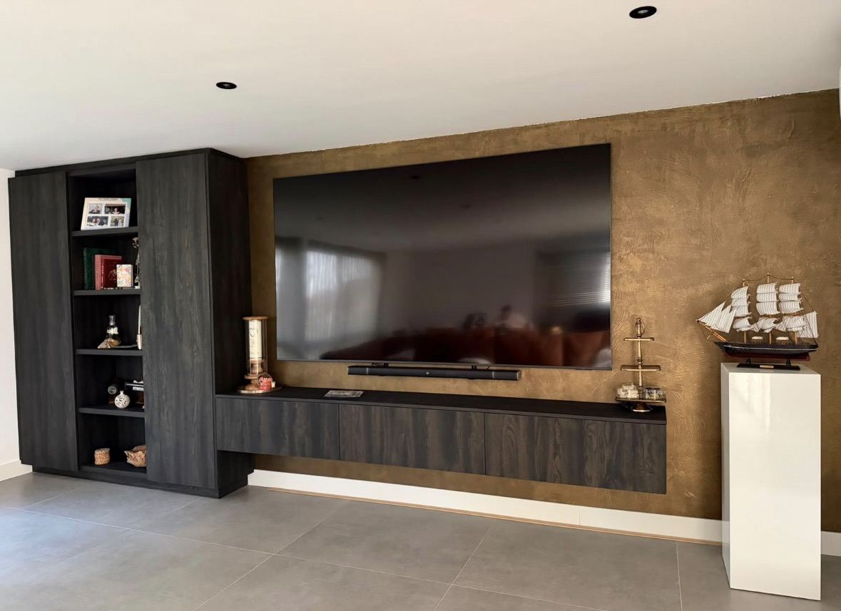 Metalic stuc designwand achter tv-meubel - JB Totaalvloeren