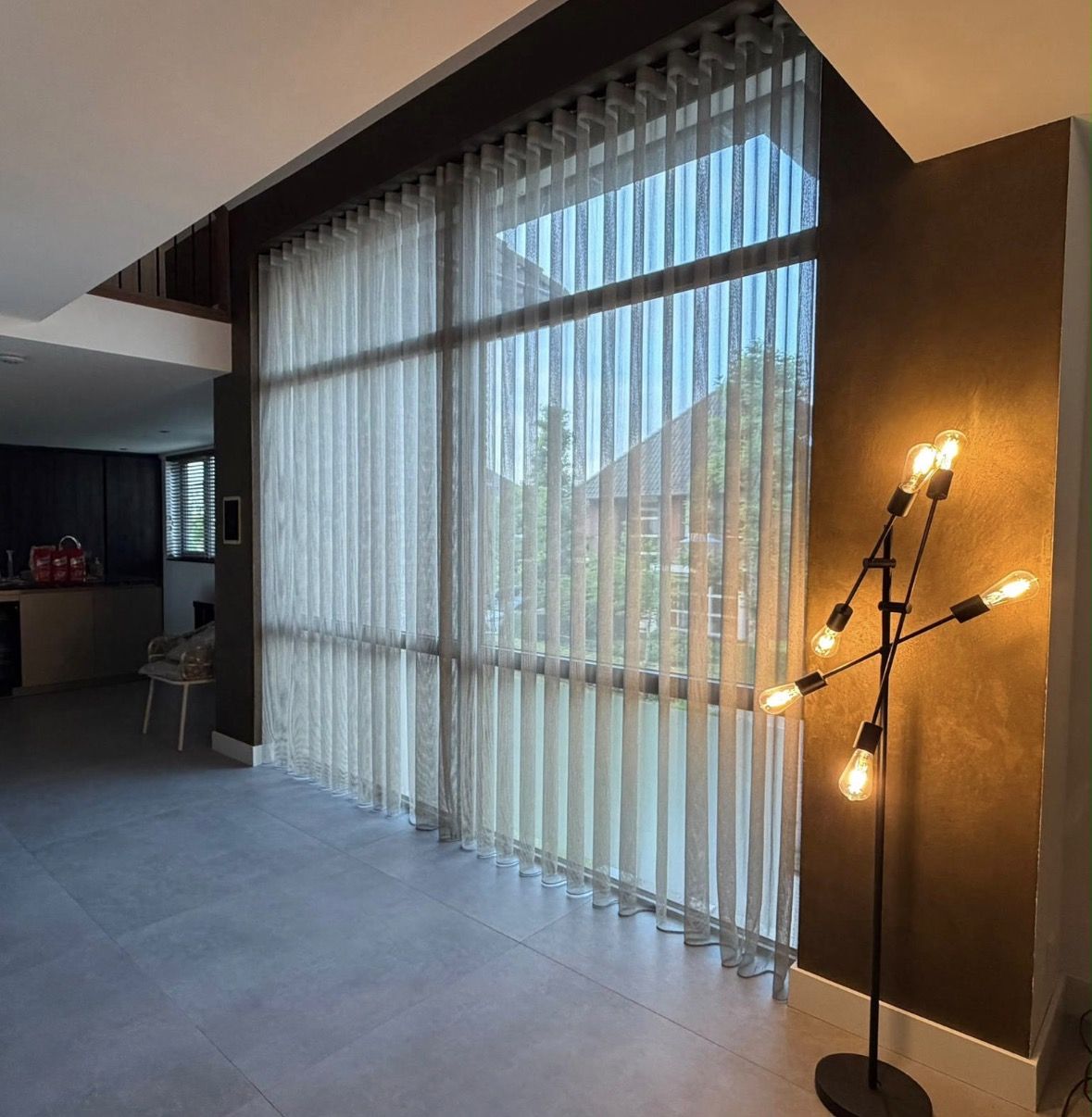 Metalic stuc accentwand in woonkamer met designlamp - JB Totaalvloeren