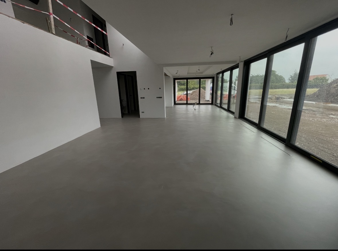 Microcement vloer in een slaapkamer met inloopbad - JB Totaalvloeren