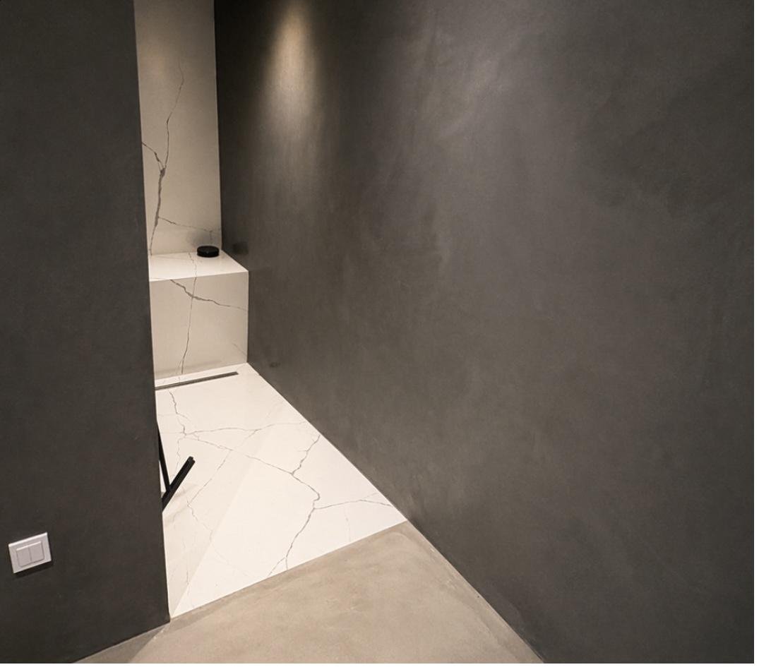 Microcement vloer en wand in badkamer