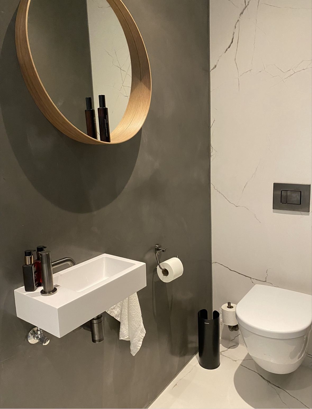 Microcement wand in badkamer toilet