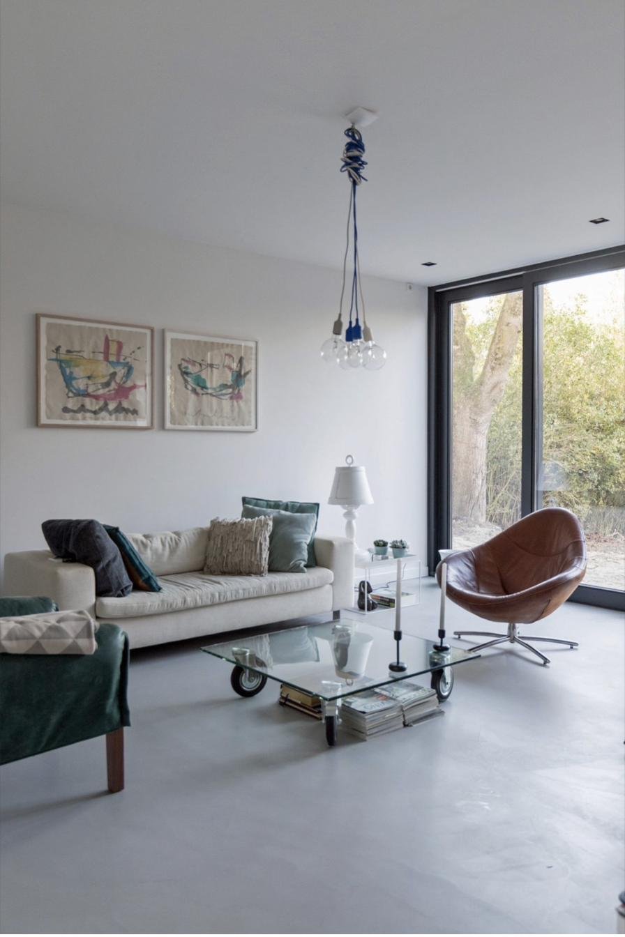 Microcement vloer in moderne woonkamer