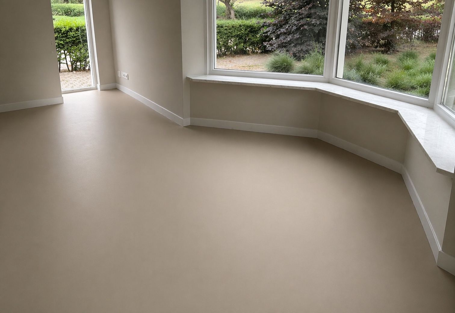 PU gietvloer in een lichte woonkamer met erker - JB Totaalvloeren